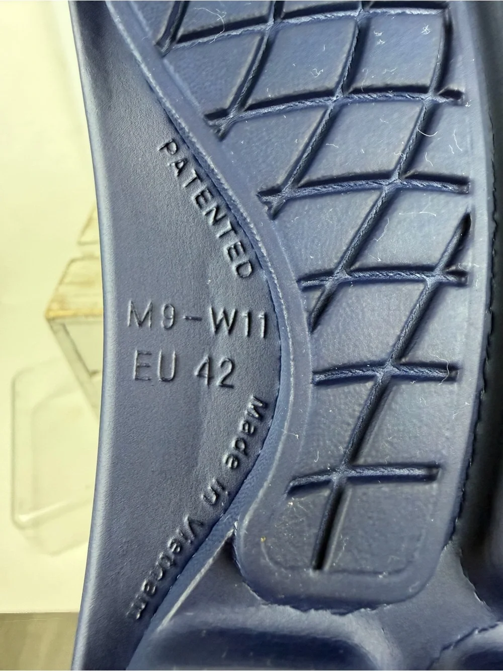 OOFOS Recovery slides in navy impact-absorbing foam technology unisex W11 M9